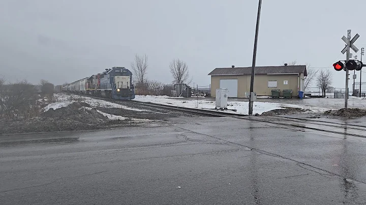CN L587-21 north with horn salute 2025-12-19