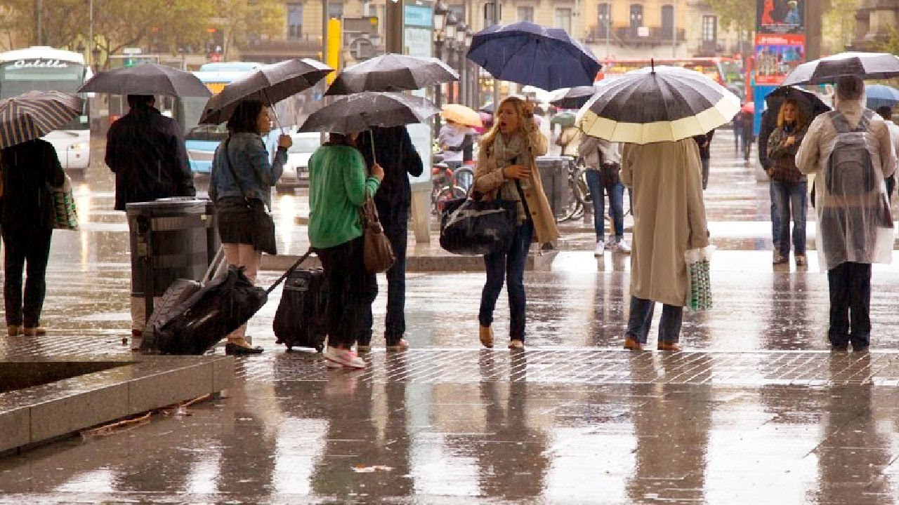 Дождь без перерыва. Люди под дождем в городе. Дождь в городе. Толпа людей с зонтами. Ливень в городе.