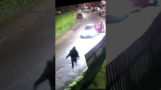 Pria berpakaian hazmat mengejar korban yang salah dengan parang setelah salah mengidentifikasi