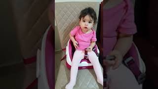 ميا تضع حزام الامان بمفردها  Mia is a small girl who fastens her seat belt alone