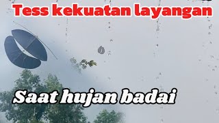 Seting layangan saat hujan lebat angin badai