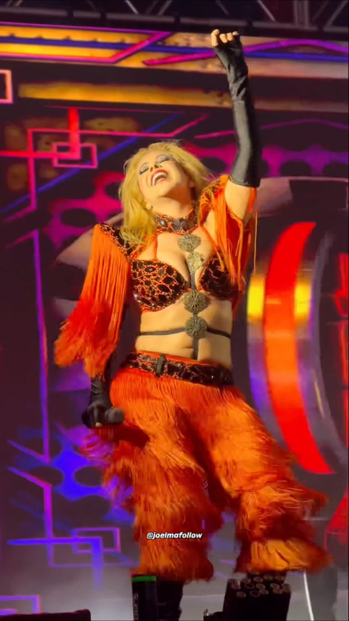 Joelma dançando empolgada