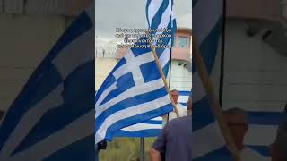 Πλήθος κόσμου έχει μαζευτεί έξω από τις φυλακές Δομοκού περιμένοντας την αποφυλάκιση κασιδιάρη