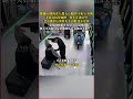 老板看到老人腿腳不便,直接開三輪車進店,網友:這份關懷太暖心!