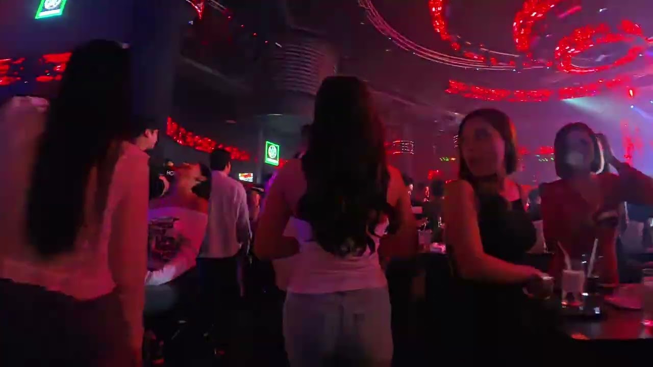 芭提雅好莱坞夜店内漫步一游。