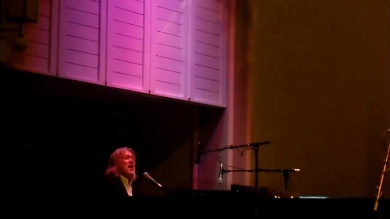 Тынис дворик. Проигрыш в песне мой дворик тынис мяги. Тынис мяги молодой. Тынис мяги gif. Тынис мяги - мой дворик.