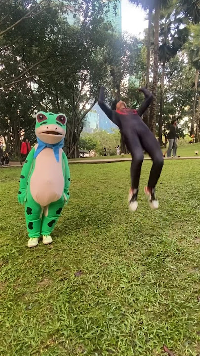 😆🐸❤️ #cute #frog #katak #backflip #acumalaka #cosplay #costume #comicfiesta  #fyp #fypシ #reels