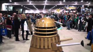 Dalek startles girl at Ottawa Comiccon