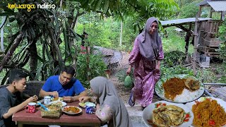 petik pepaya muda di kebun belakang rumah, tumis pepaya muda pedas manis,ikan asin goreng tepung