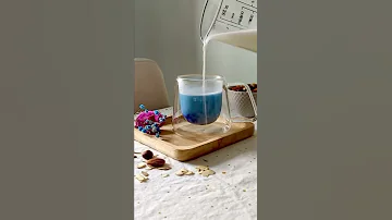 Необычный синий чай анчан. Пили такой? Рецепт прост - заварить и залить молоком!