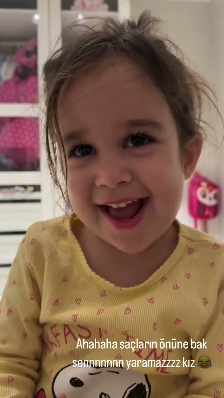 Ahahaha saçların önüne bak sennnn yaramazzzz kız ?