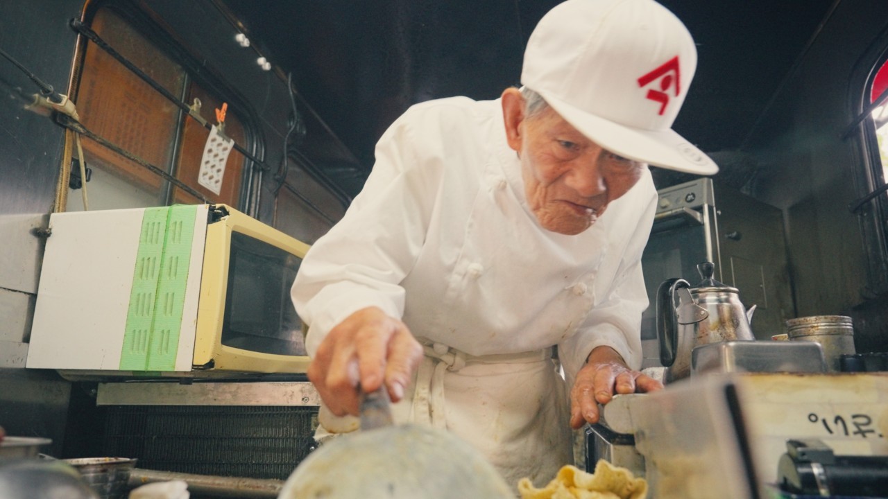 Трогательная история 79-летнего мужчины, который 50 лет владел ларьком с хот-догами. 今屋のハンバーガー