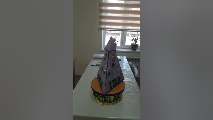 Xotin tort oyogida turib, qol soradi