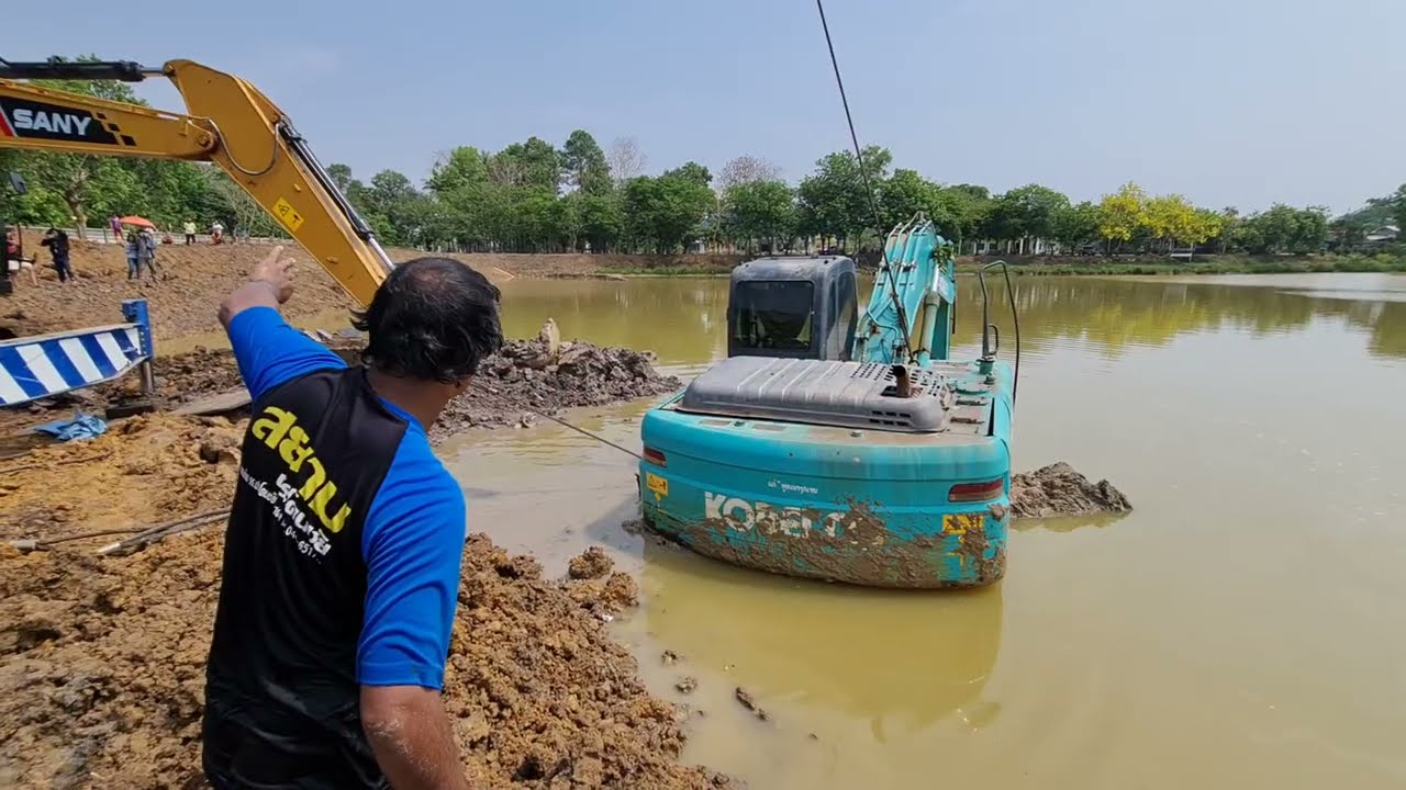 งานช้าง!!! ลุ้นระทึกจังหวะดึงขึ้นจากสระ Excavator