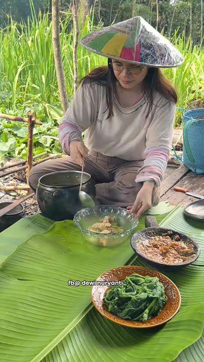 Cewek Dayak review masak sayuran alami di pondok kebun ladang