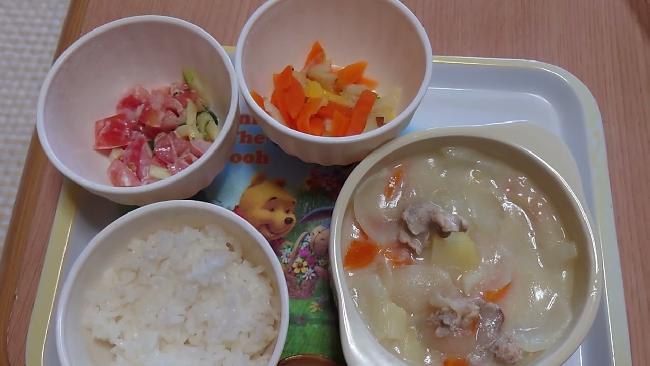 【健康】豚肉のクリームシチュー、トマトと胡瓜のサラダ。キャベツとニンジンの煮物。大切なのは、カロリーや栄養素も大切だが色のバランスが重要である。調理は、煮る、炒める、焼く、蒸すで揚げるはなし。
