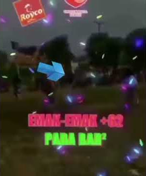 Status wa lucu terbaru lomba 17 agustus Emak emak bar bar main bola bikin tendangan salto