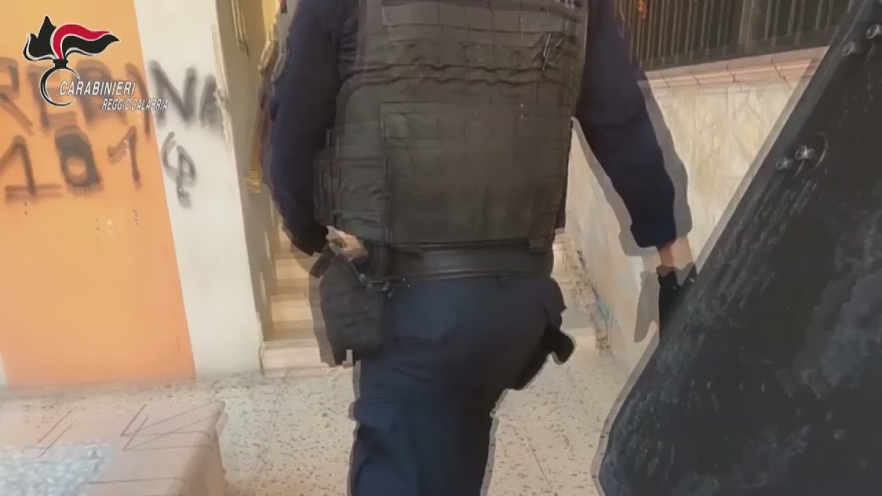 REGGIO CALABRIA, PIAZZA DI SPACCIO IN UNA PALAZZINA: TRE ARRESTI