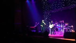 اجرای زنده آهنگ شال کاوه آفاق در کنسرت بندرعباس