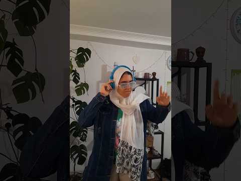 آدمو سیل ببره موقع آهنگ گوش کردن جو نگیره لایک و ساب یادت نره    طنز 