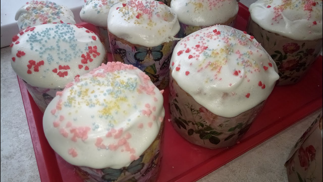 Кулич которые всегда получаются. Кулич с цукатами и изюмом. цыганские куличи. красивое куличи с крашеными яйцами.