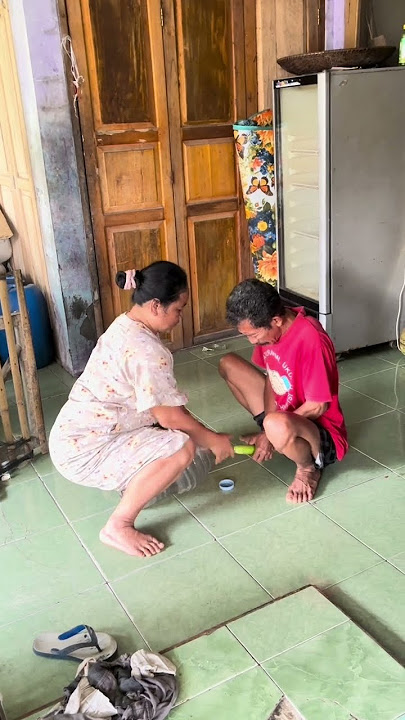 Susah nya masukin timun kedalam galon😂😂 #husbandwife #couple #comedy #funny #ngakak