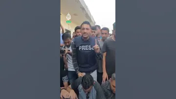 خلال التشييع صحفي يرثي الشهيدين أنس الشريف ومحمد قريقع 