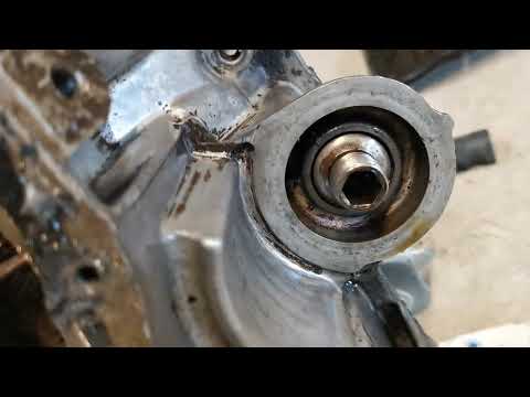 выдавливает масло из двигателя.