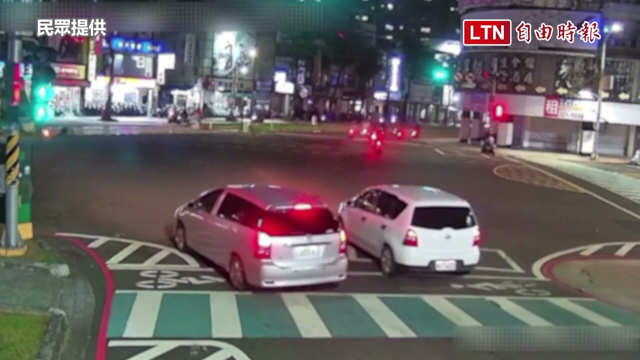 違規左轉撞高雄輕軌車頭 機車騎士受傷 違規左轉撞高雄輕軌車頭 機車騎士受傷