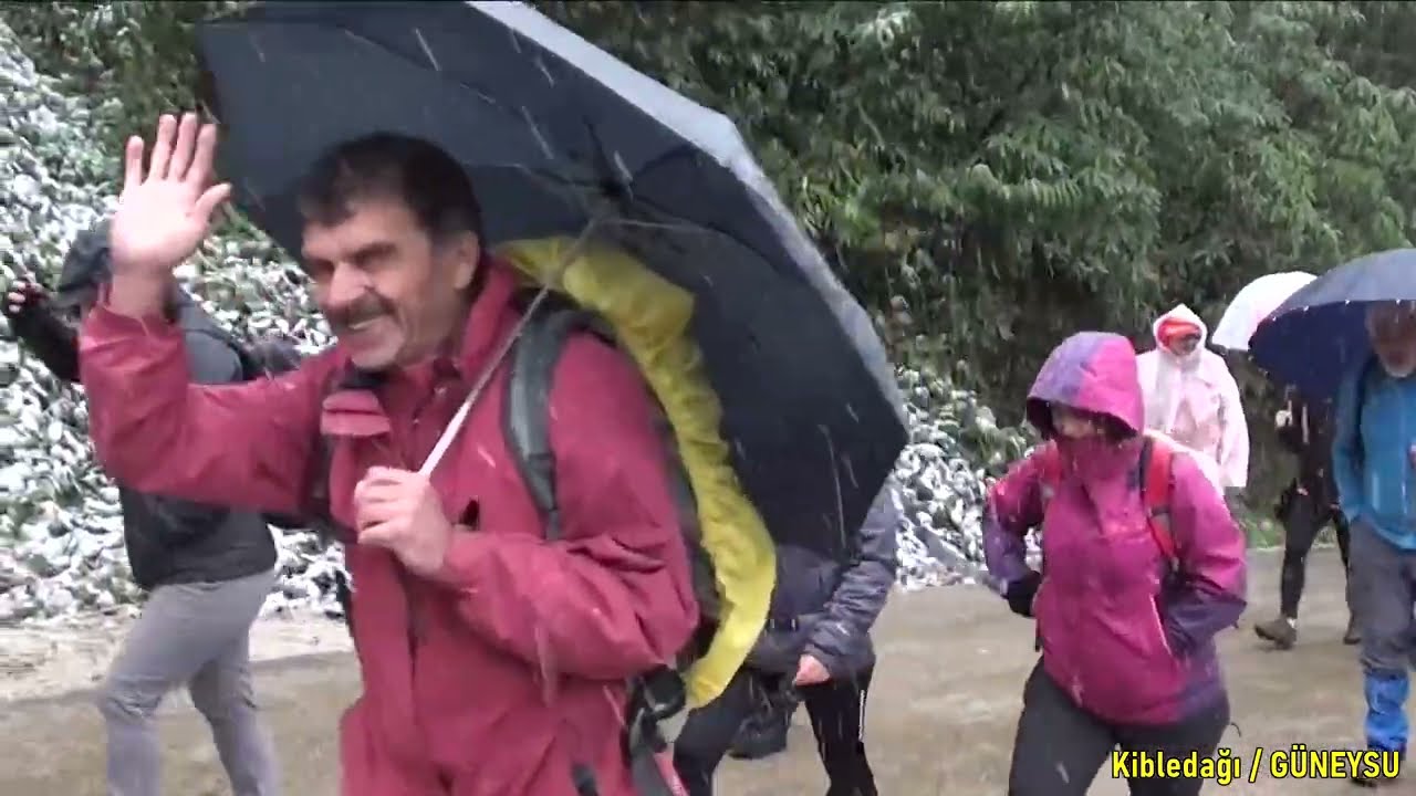 Kar Yağışı altında Doğa Yürüyüşü