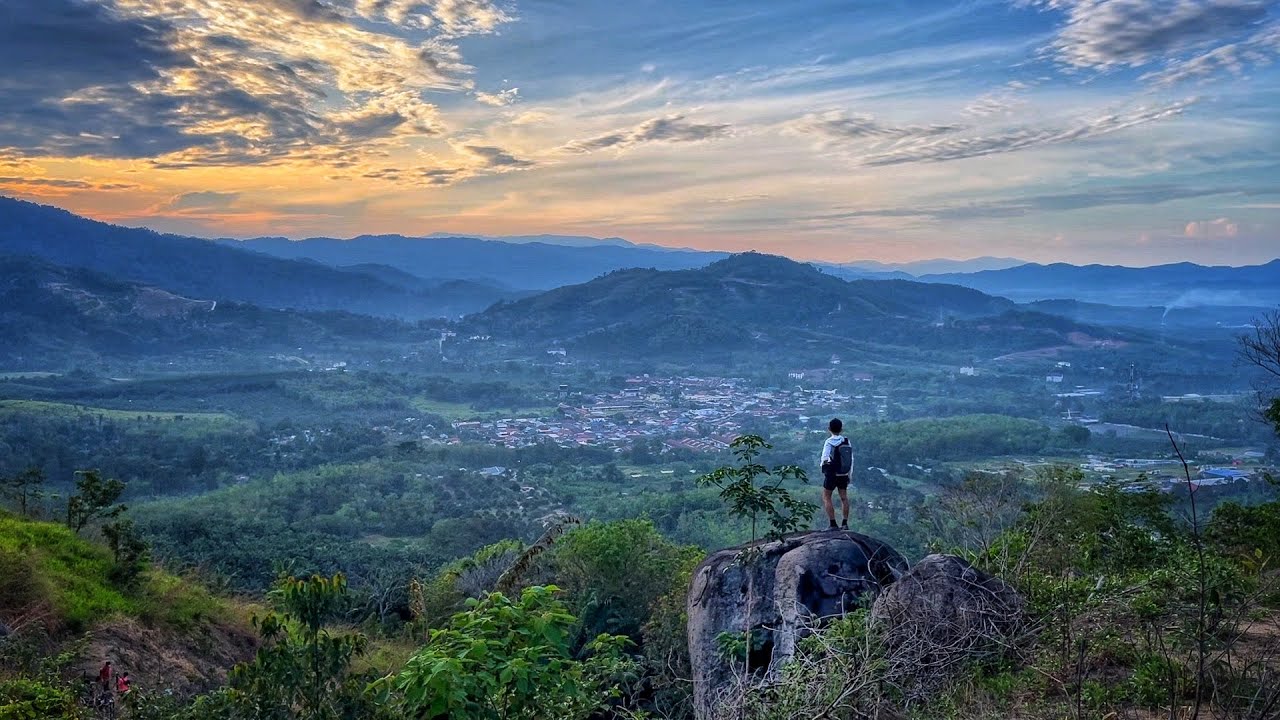 Hiking Bukit Broga Hill (via the New Trail Free) in Semenyih, Negeri Selangor