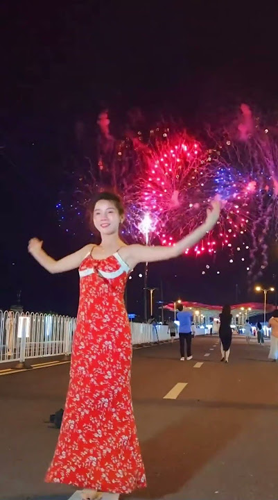 Hope you are loved by the world; come to watch the romantic fireworks