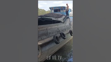 Ghe tàu mạnh mẽ vượt cống