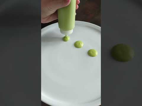 Video: Come servire il cibo su un piatto (con immagini)