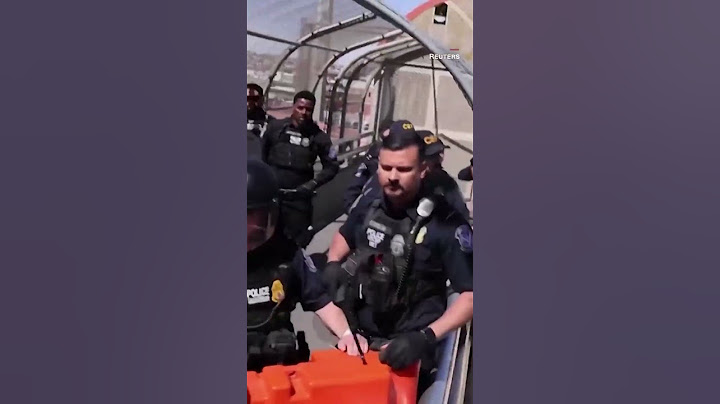 Migrant group attempts mass entry into US at Mexico border