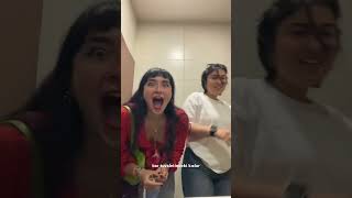 Bar Tuvaletindeki Kızlar