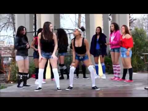 mujeres bailando dembow