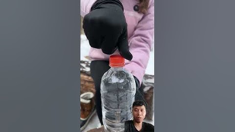 The girl know how to survive at winter 💦🔥#bushcraft #outdoors #lifehack #outdoorlife #campingvibes