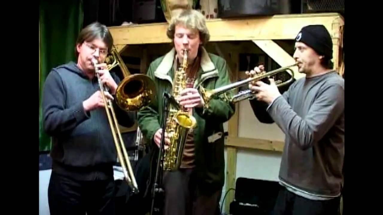 Bombskare - Walk Like An Egyptian - Live from the BombLab.avi