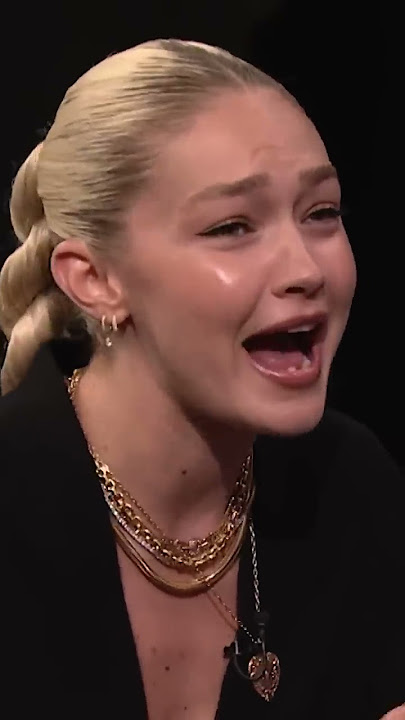 #GwenStefani tries to get #GigiHadid to guess “Buffalo Wings” in a round of Pictionary! #shorts