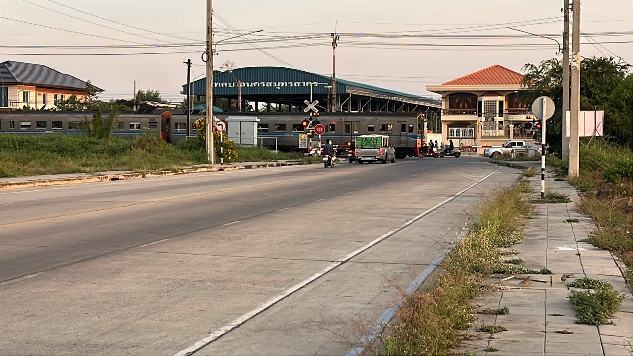 รถชานเมือง4327 วงเวียนใหญ่-มหาชัย ผ่านเครื่องกั้นอัตโนมัติเทศบาลนครสมุทรสาคร