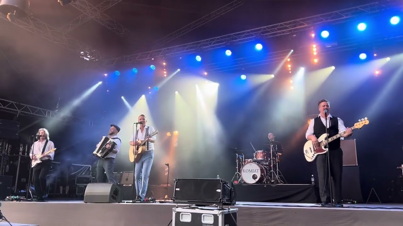 Komiat / Yksi rakkaustarina + Tähdet meren yllä + Pakka sekaisin