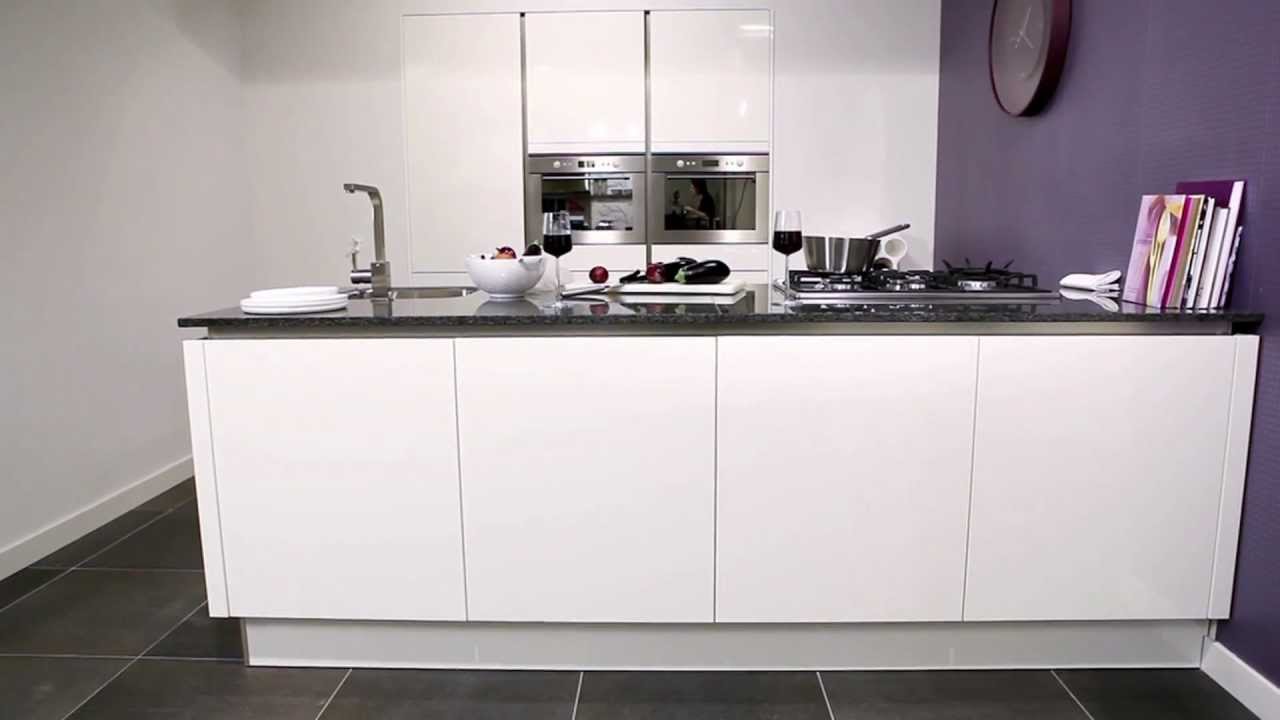 Afzuigkap keuken: afzuigkap in plafond keuken.