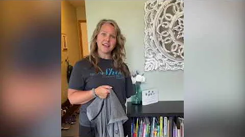 Amy Remer demos ANKHGEAR's hoodie with Magnetic Zipper
