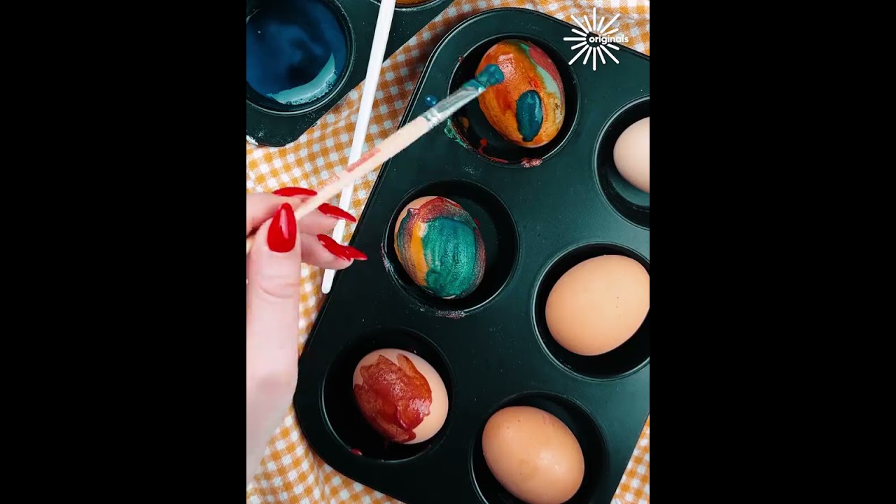 Get ready for Easter with this egg dyeing technique ! 