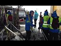 Narty zawodników w dolnej stacji gondoli Narty zawodników w dolnej stacji gondoli