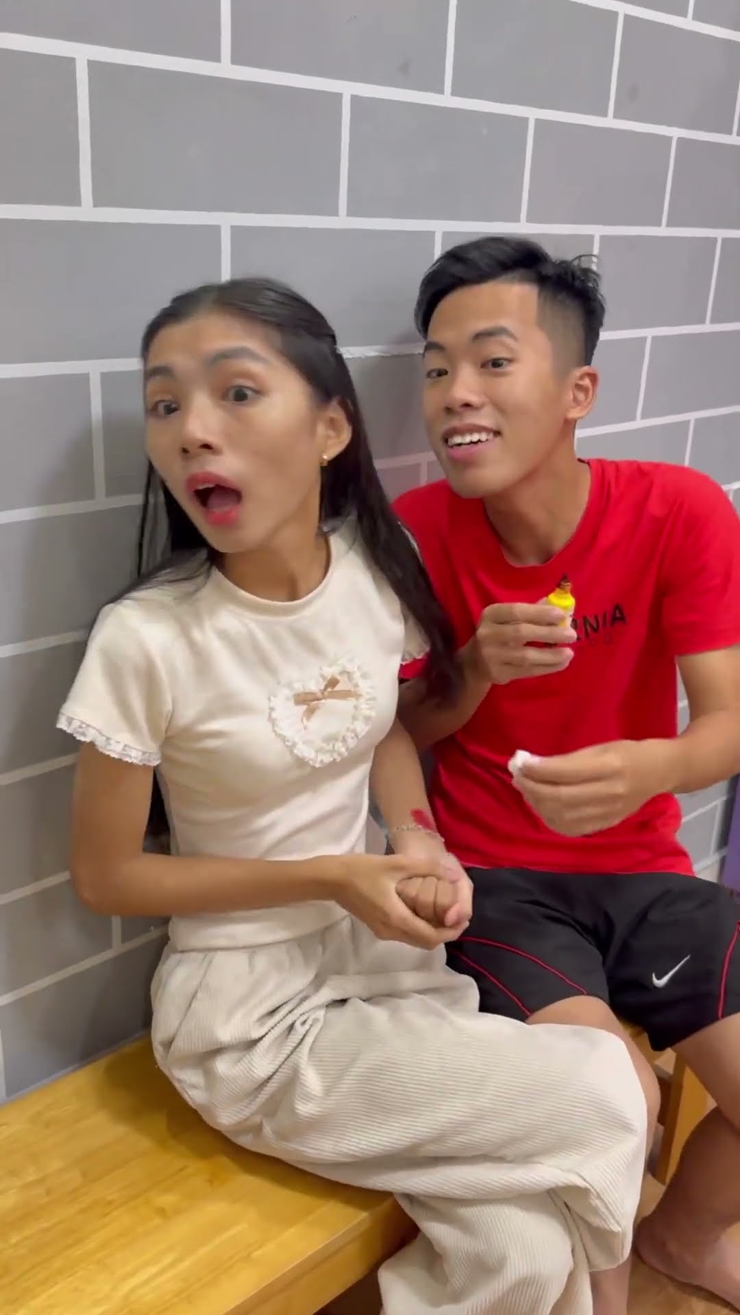 Bôi thuốc ở bàn tay || afraid of medicine #shorts