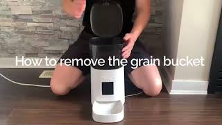 How to remove the grain bucket on Petrust Feeders