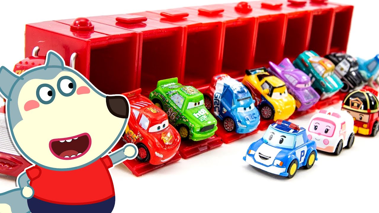 ⁣يلعب ليتل وولف مع الكثير من سيارات اللعب في الشاحنة الحمراء الكبيرة | كارتون للأطفال | Sami Arabic