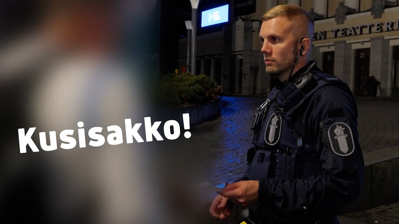 Tamperelaismies veti ”käärmeen” esiin Keskustorilla – poliisi rapsautti sakot | Poliisit 24/7